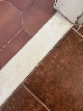 Carpintero para la instalación de suelos de madera