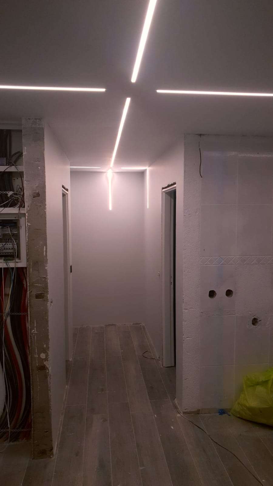 Joel Pinheiro - Paredes - Floating Flooring Installation