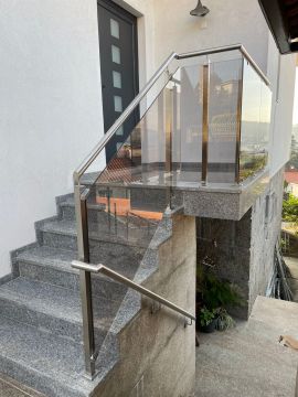 Maniferro - Vila Nova de Famalicão - Instalação de Porta para Animais de Estimação