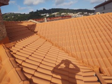 Telhado de Telha de Barro - Floriano Santana - Braga