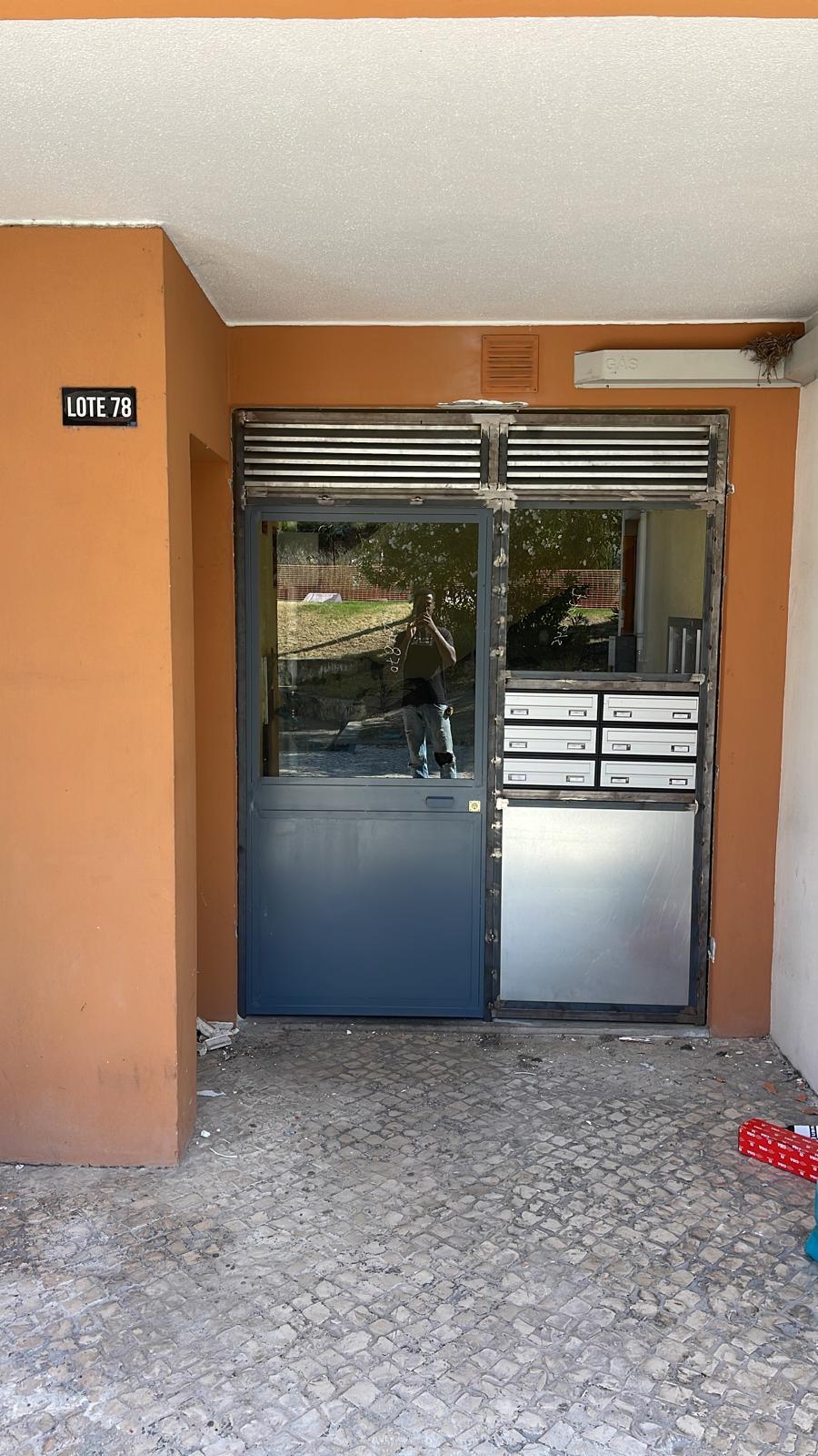 Metalobra - Sintra - Instalação ou Substituição de Portão de Garagem