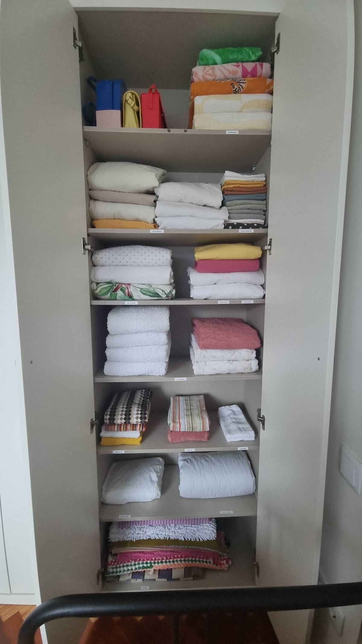 Márcia Maio - Organizadora Profissional - Vila do Conde - Kleiderschrank ordnen / organisieren