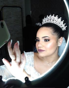 Kelly Pinheiro Makeup - Maia - Hairdressers and Makeup Artists