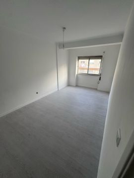 Edson Jesus - Setúbal - Vinyl or Linoleum Repair or Partial Replacement