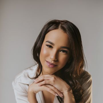 Larissa Andrade da Silva Alves - Loures - Presentation Services