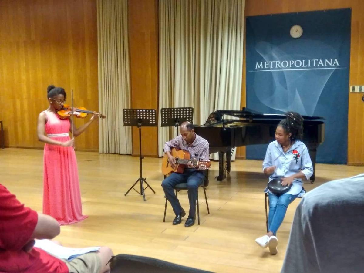 Edvania Moreno - Amadora - Entretenimento com Músico a Solo
