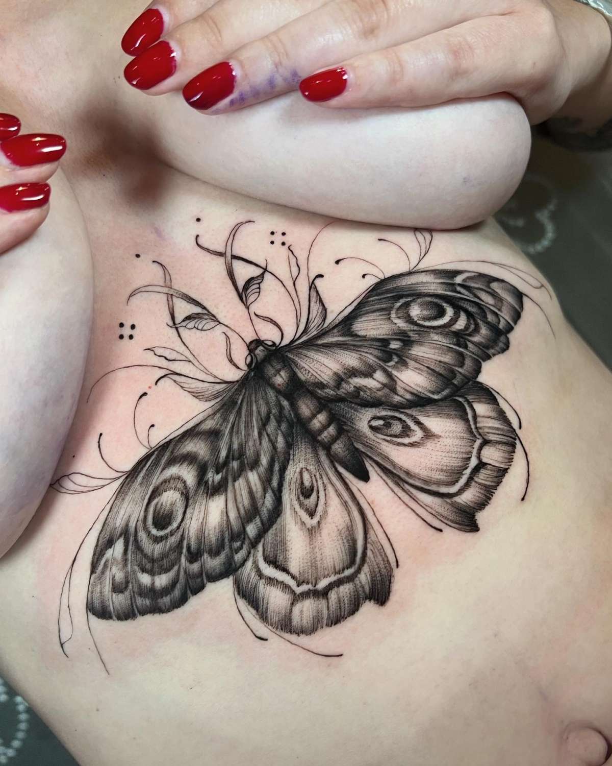 Shaded Red Tattoo - São João da Madeira - Tiendas de piercings