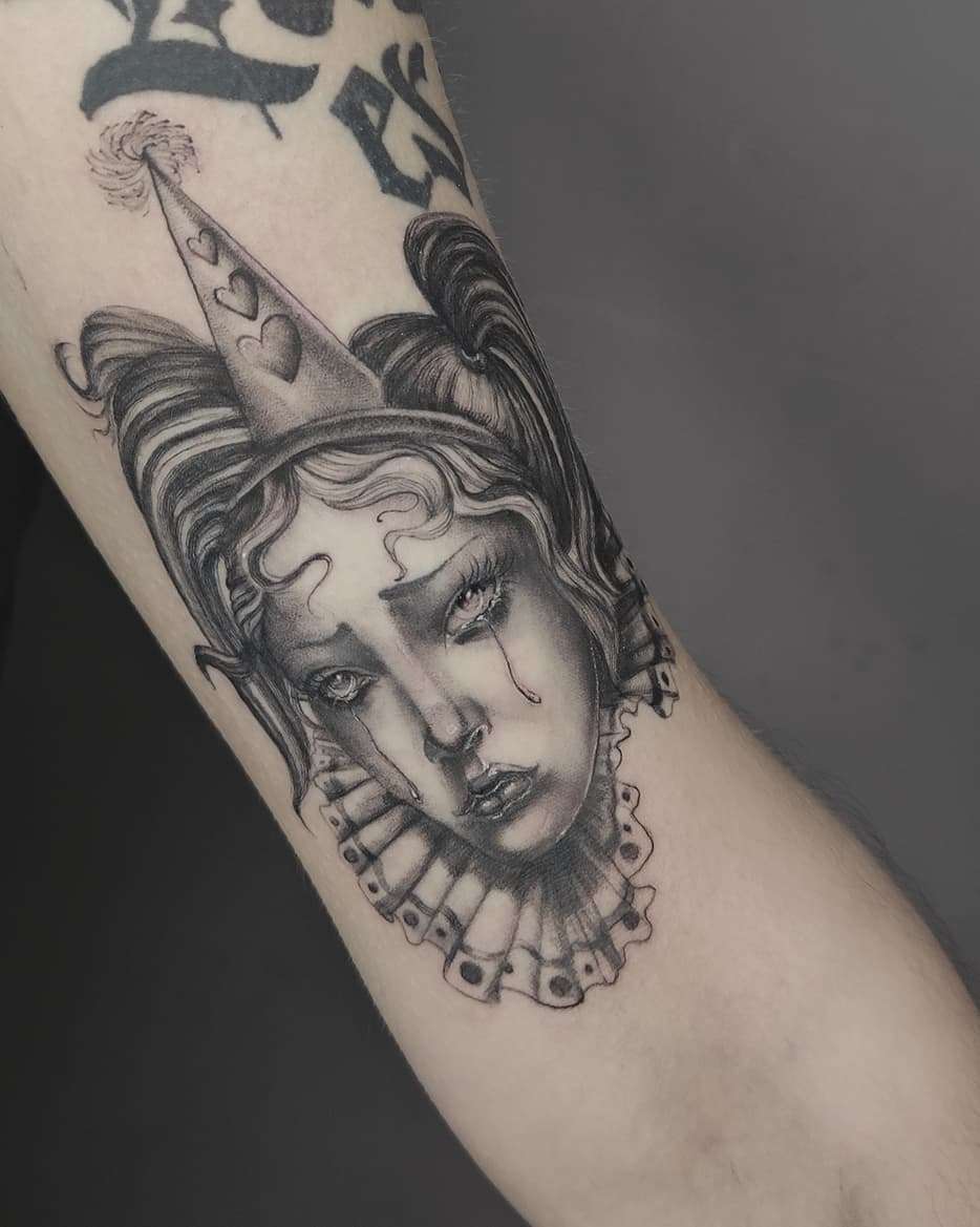 Shaded Red Tattoo - São João da Madeira - Tiendas de piercings