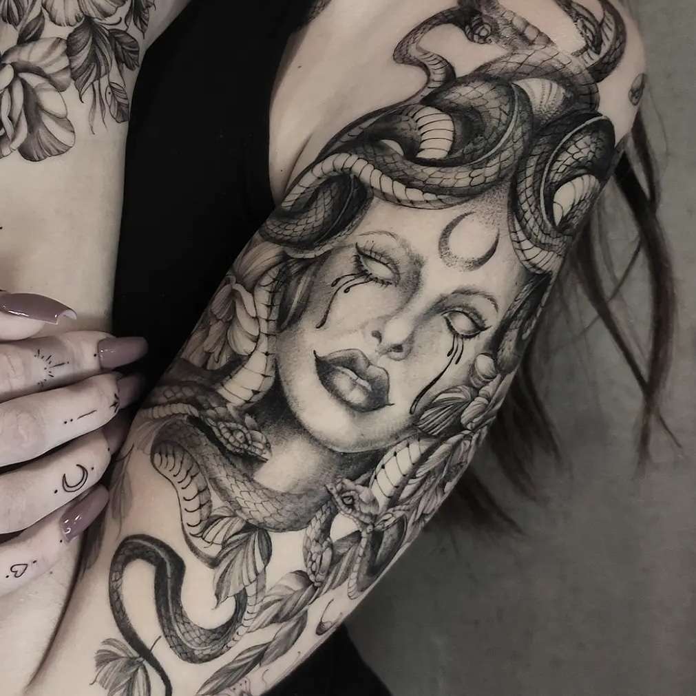 Shaded Red Tattoo - São João da Madeira - Tiendas de piercings