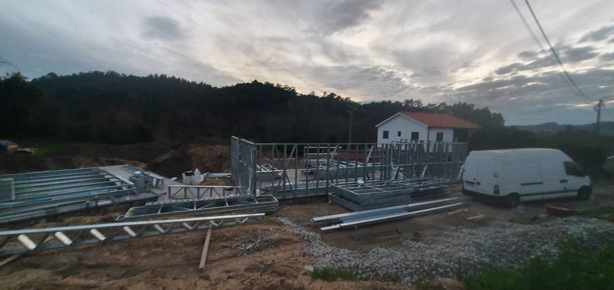 Espaço Steel LSF - Braga - Pose de sol en béton
