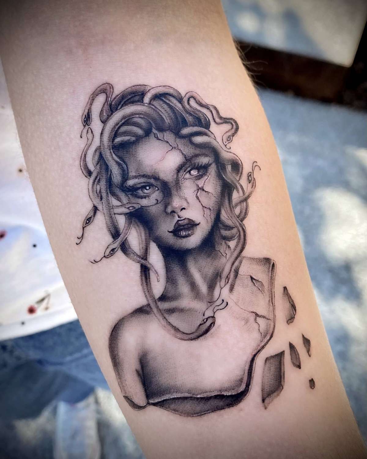 Shaded Red Tattoo - São João da Madeira - Tiendas de piercings