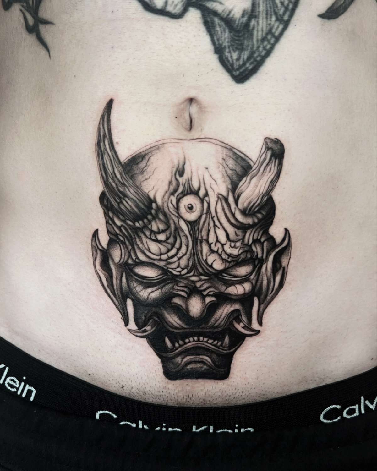 Shaded Red Tattoo - São João da Madeira - Tiendas de piercings