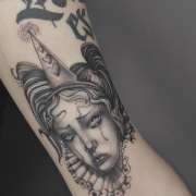 Shaded Red Tattoo - São João da Madeira - Tiendas de piercings