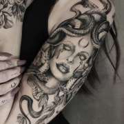 Shaded Red Tattoo - São João da Madeira - Tiendas de piercings