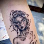 Shaded Red Tattoo - São João da Madeira - Tiendas de piercings
