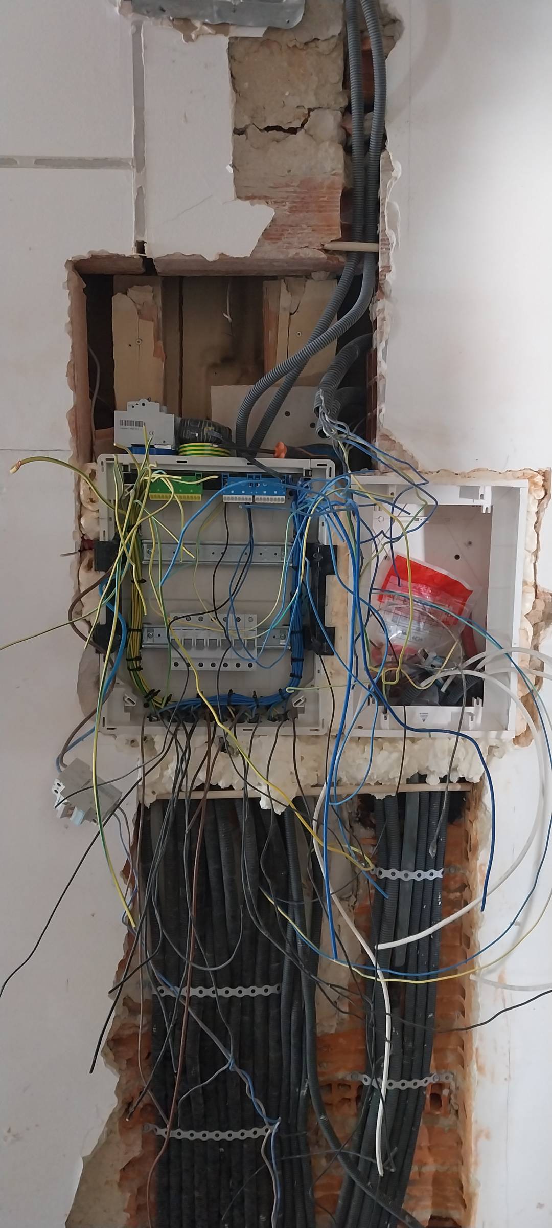 Filipe Euzébio - Loures - Circuit Breaker Panel or Fuse Box Installation