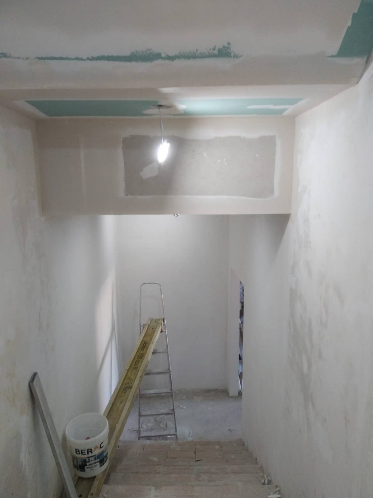 Construção e remodelação de interiores e impermeabilização cortiça projetada exteriores - Viseu - Instalação de Alcatifa