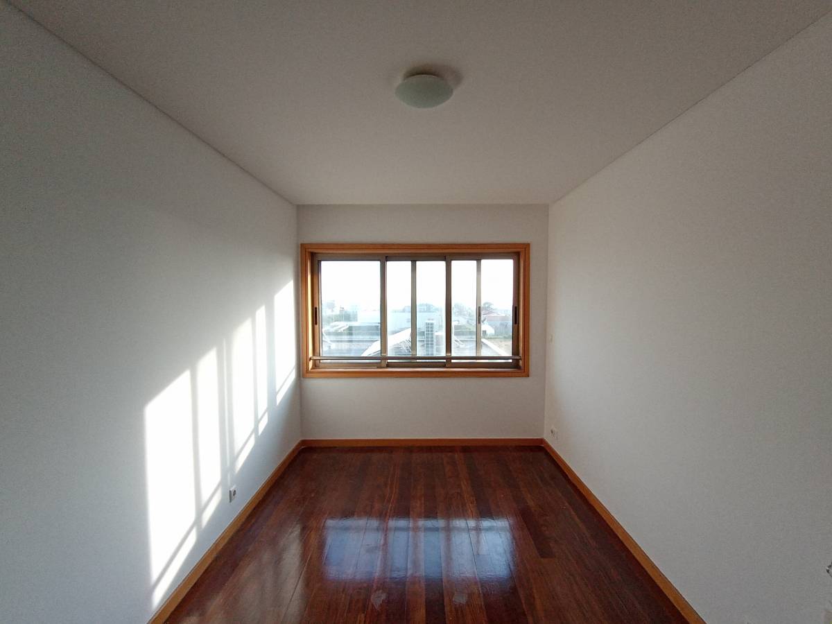 Hygor G - Vila Nova de Gaia - Domestic Work