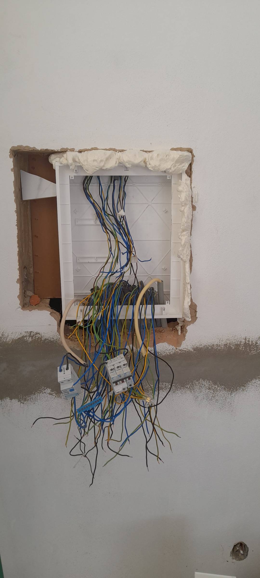 V.A. instalações elétricas - Faro - Instalação de Lâmpada