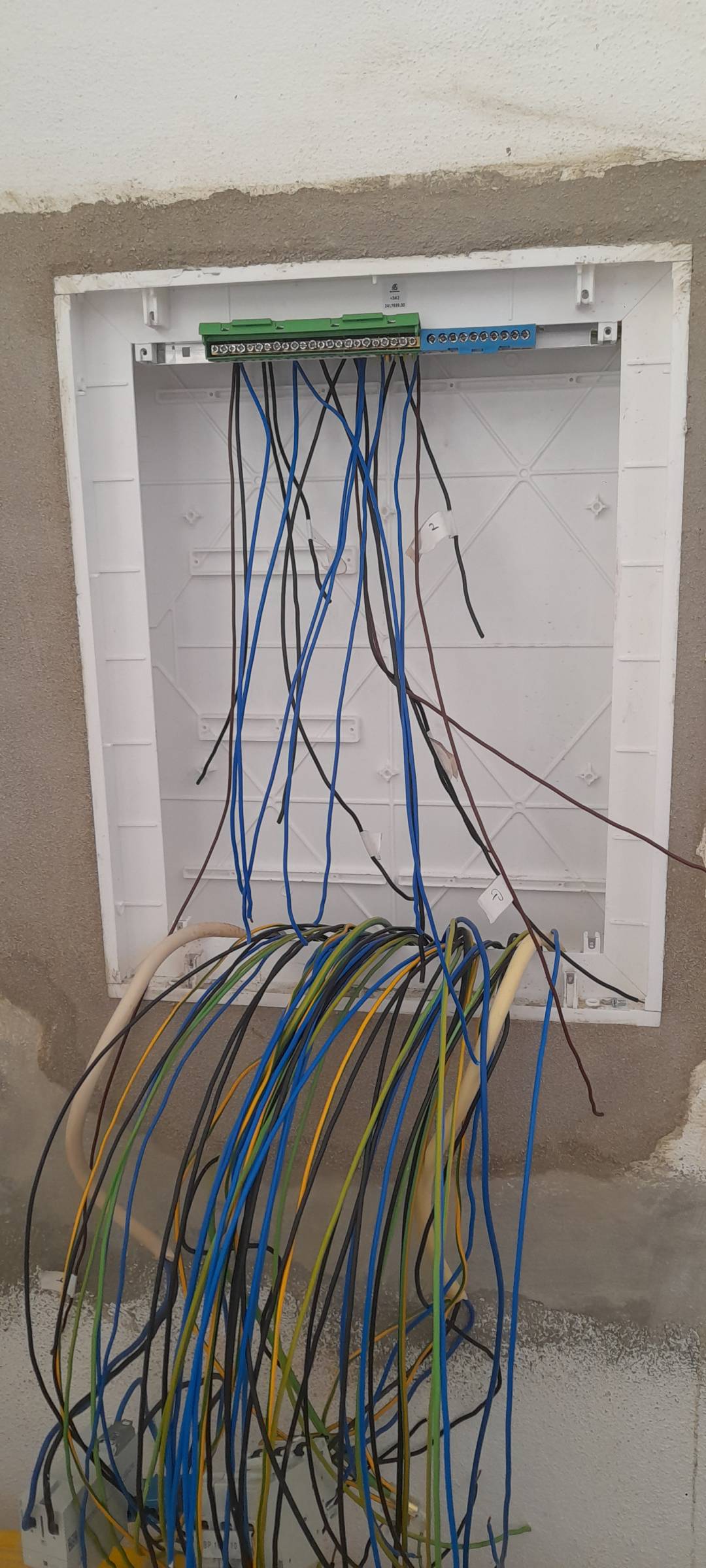 V.A. instalações elétricas - Faro - Instalação e Reparação de Intercomunicadores