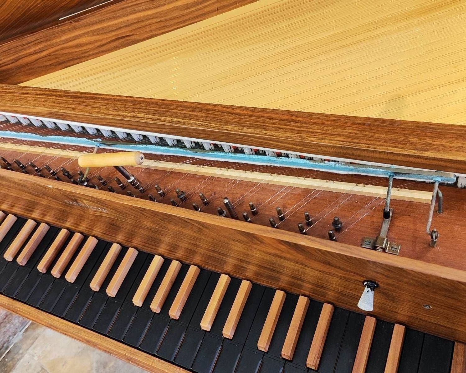 Afinador de pianos / Piano tuner Fernando Leao - Portimão - Reparação e Assist. Técnica de Equipamentos