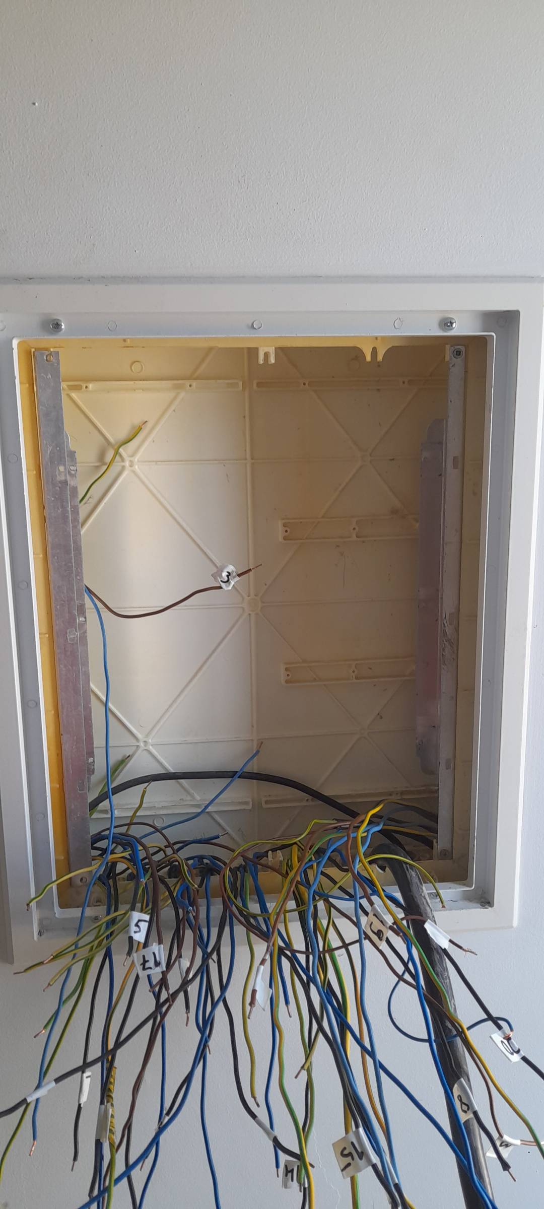 V.A. instalações elétricas - Faro - Instalação de Interruptores e Tomadas