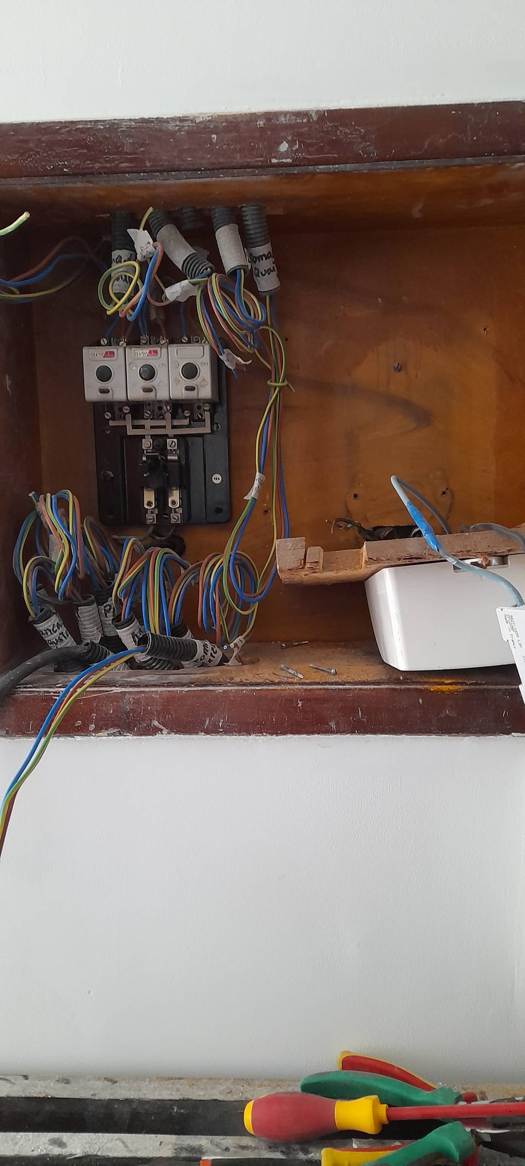 V.A. instalações elétricas - Faro - Reparação de Interruptores e Tomadas