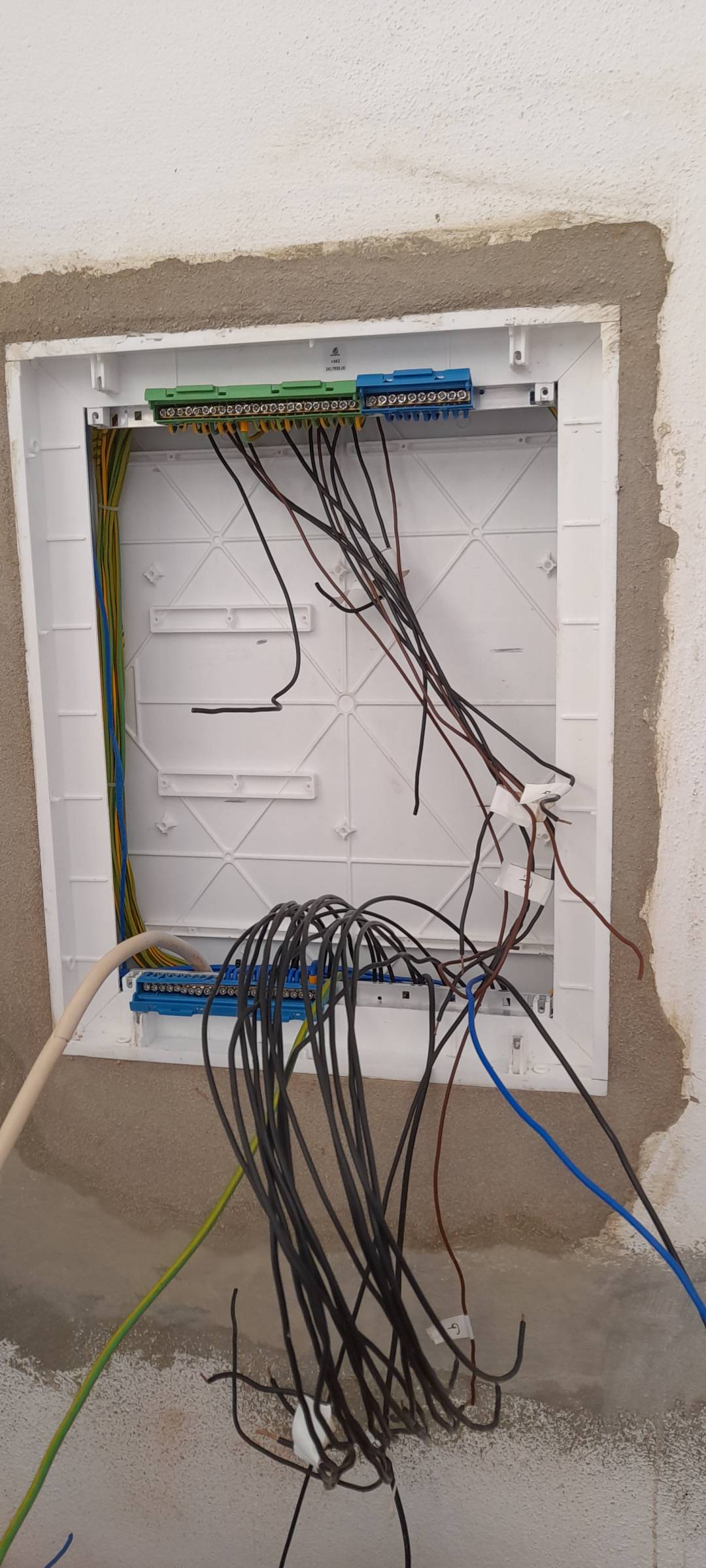 V.A. instalações elétricas - Faro - Eletricistas