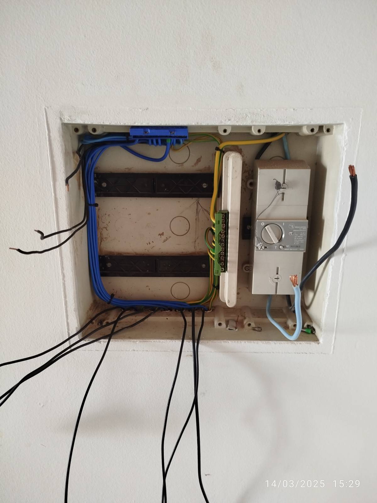 V.A. instalações elétricas - Faro - Instalação de Disjuntor ou Caixa de Fusíveis