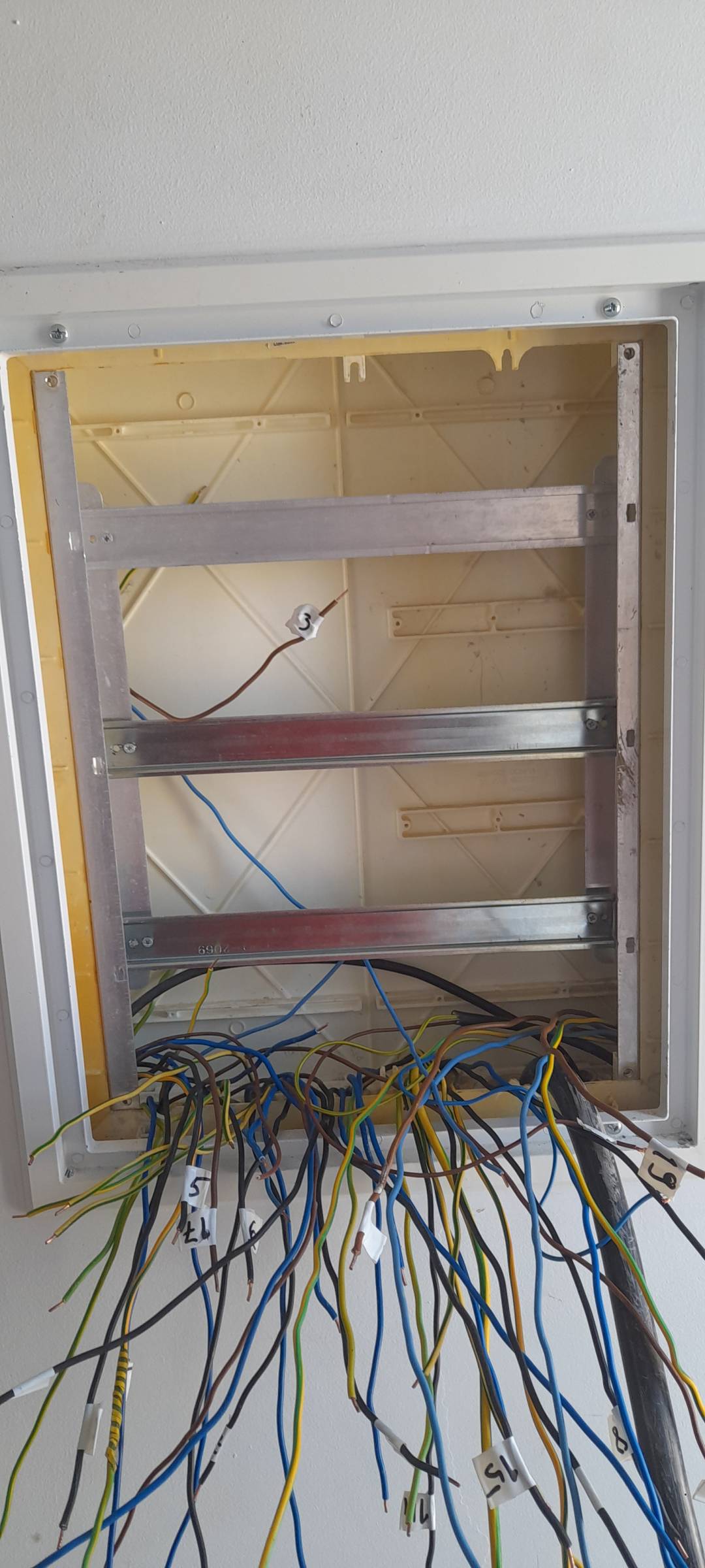 V.A. instalações elétricas - Faro - Eletricidade