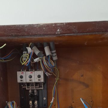 V.A. instalações elétricas - Faro - Reparação de Interruptores e Tomadas