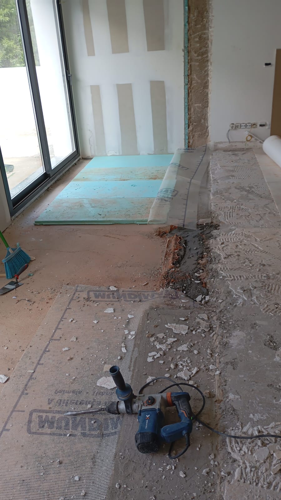 Sou profissional da construção civil com mais de 10 anos de experiência. Atuo em toda a região do Algarve, com sede em Albufeira, prestando serviços d - Silves - Siding Installation, Repair, or Removal