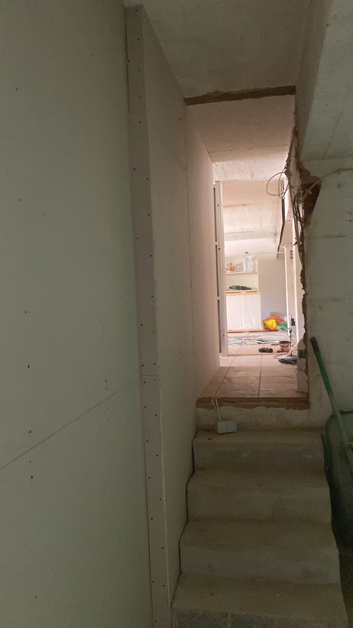Sou profissional da construção civil com mais de 10 anos de experiência. Atuo em toda a região do Algarve, com sede em Albufeira, prestando serviços d - Silves - Stair and Staircase Addition or Remodel