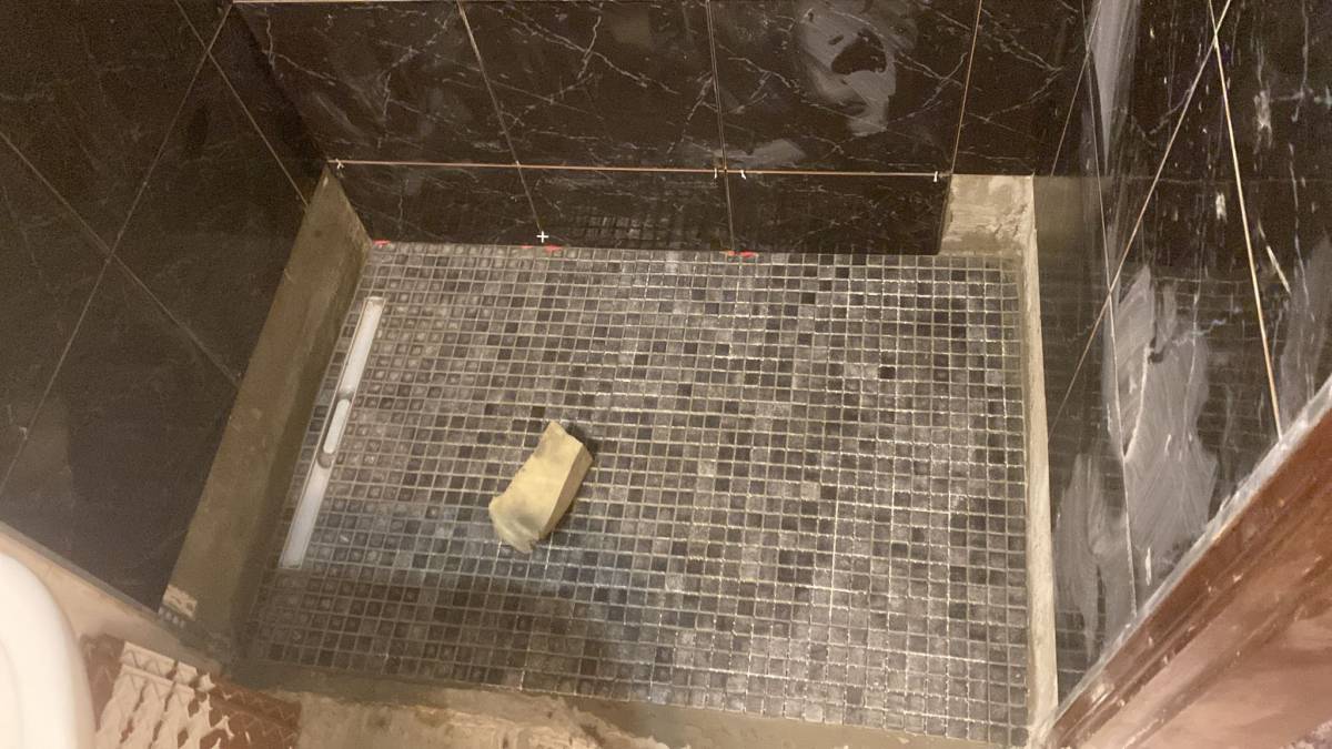 Sou profissional da construção civil com mais de 10 anos de experiência. Atuo em toda a região do Algarve, com sede em Albufeira, prestando serviços d - Silves - Tile Repair