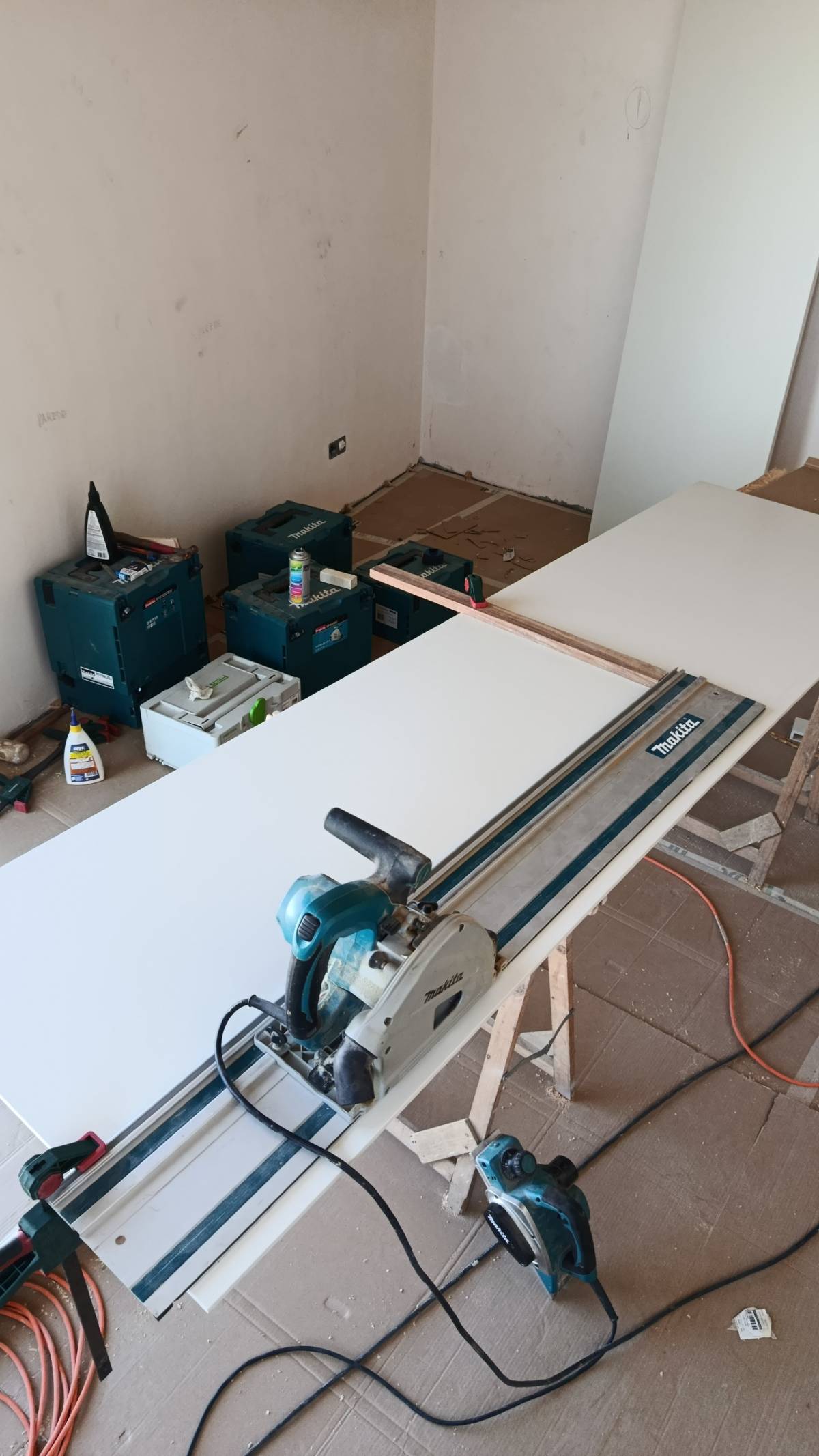 Vitor Dumbrovsky - Almada - Schrank reparieren