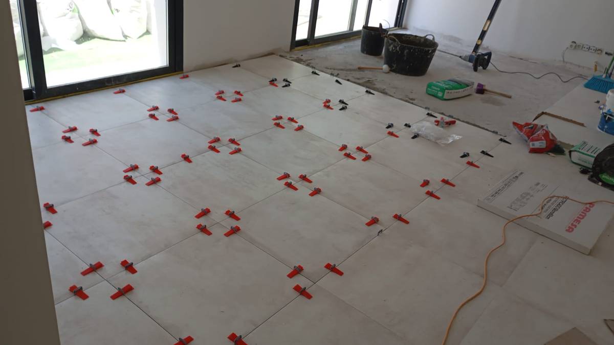 Sou profissional da construção civil com mais de 10 anos de experiência. Atuo em toda a região do Algarve, com sede em Albufeira, prestando serviços d - Silves - Kitchen Tiling