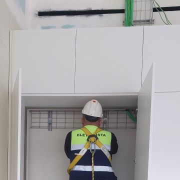 ORTIZ RENGIFO LDA - Barcelos - Montagem de Candeeiros