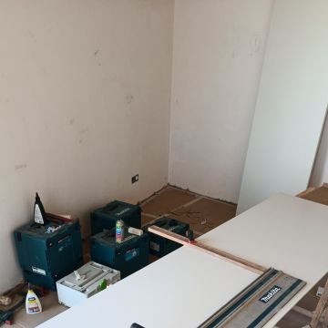 Vitor Dumbrovsky - Almada - Schrank reparieren