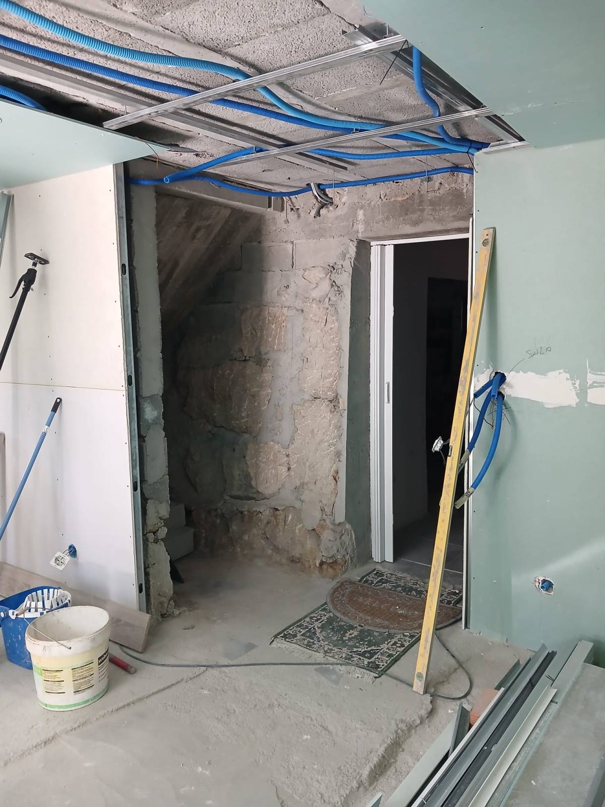 Teixeira remodelações - Cinfães - Trockenbau reparieren und Oberflächenstruktur geben