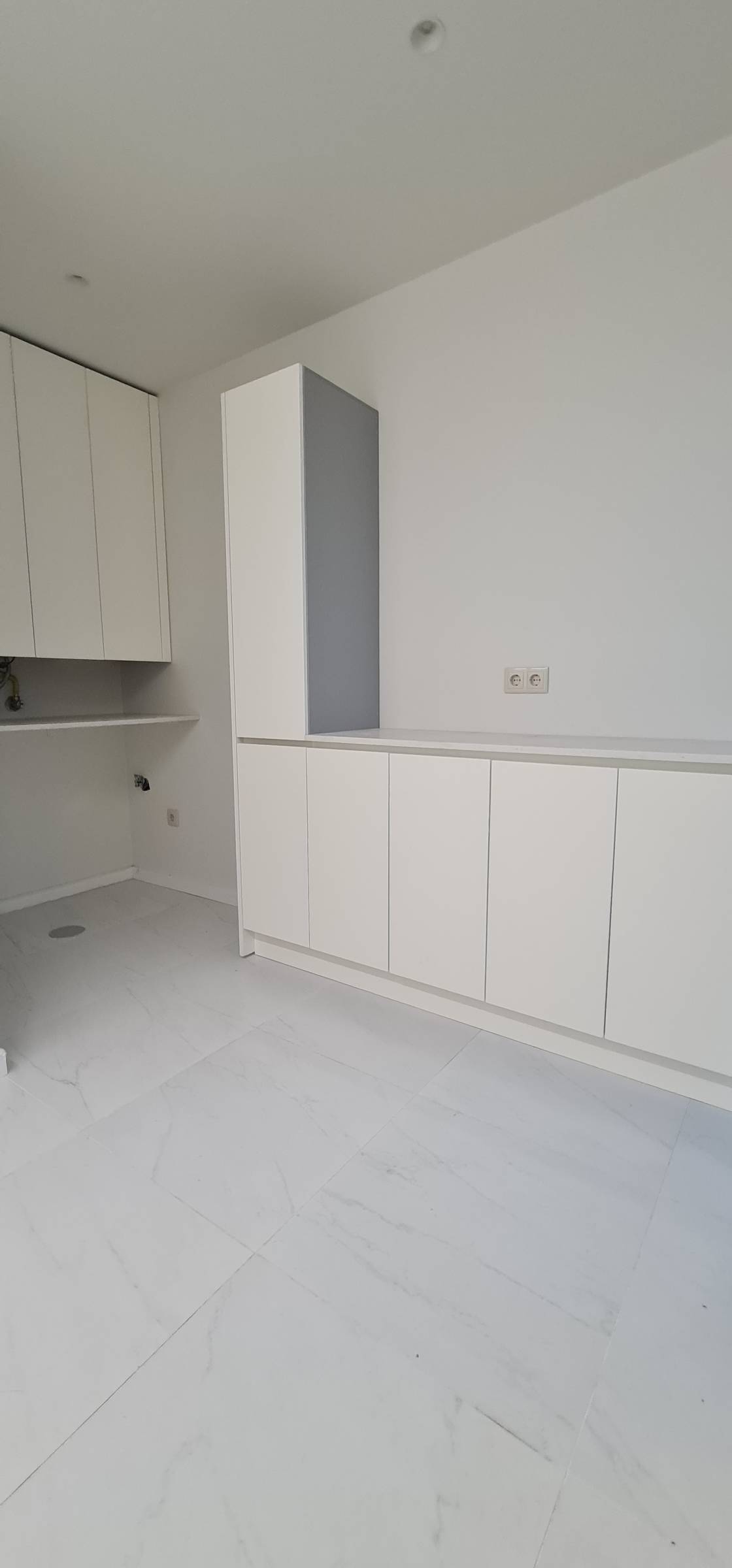 Mano's Build Innovation - Maia - Floor Tiling