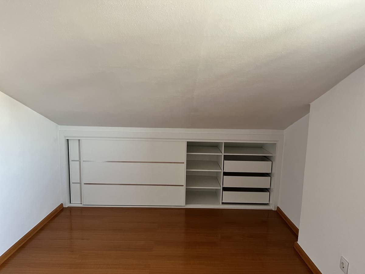 OldNewHouse - Caldas da Rainha - Suspensão de Quadros e Instalação de Arte