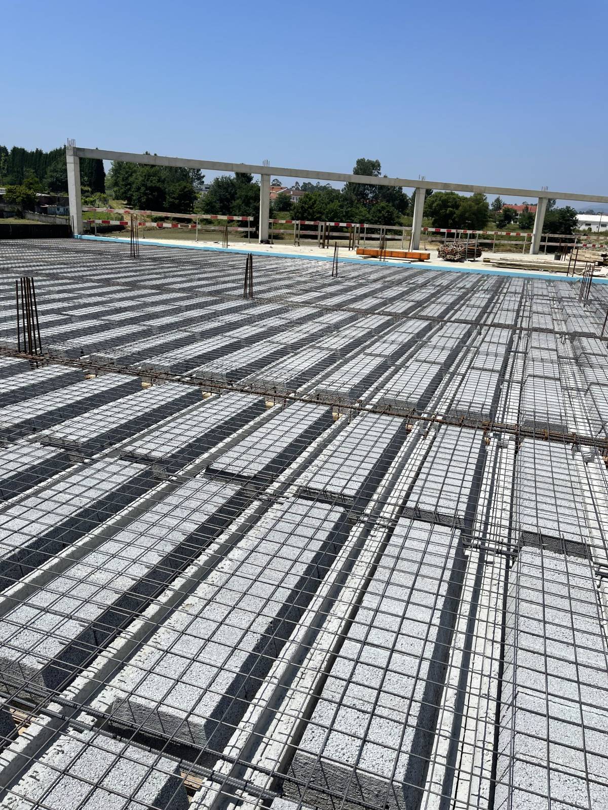 Zeeman Construçoes - Barcelos - Trockenbau und Aufhängen von Trockenbauwänden