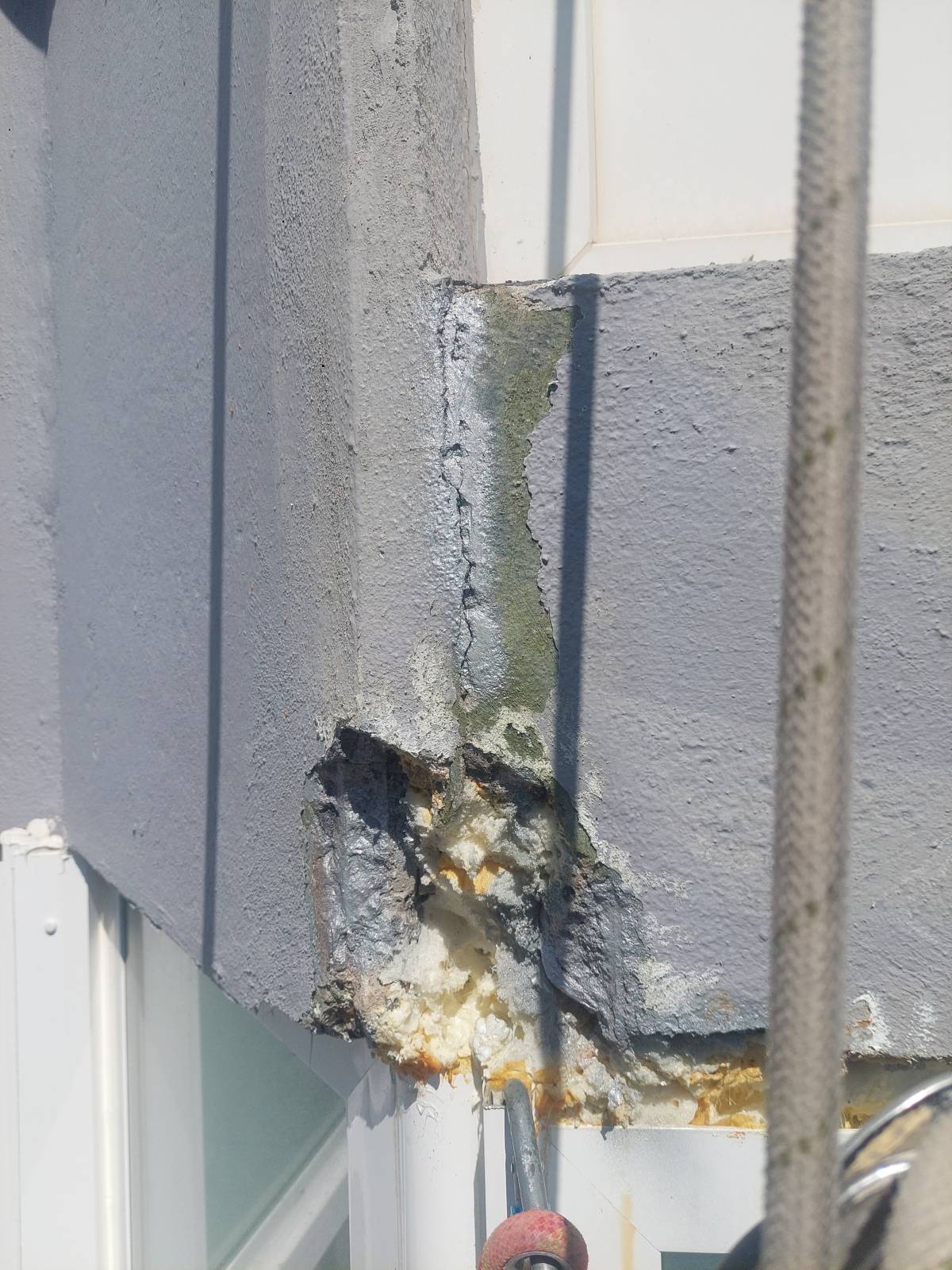 Alpinista trabalho em altura - Amadora - Suspensão de Quadros e Instalação de Arte