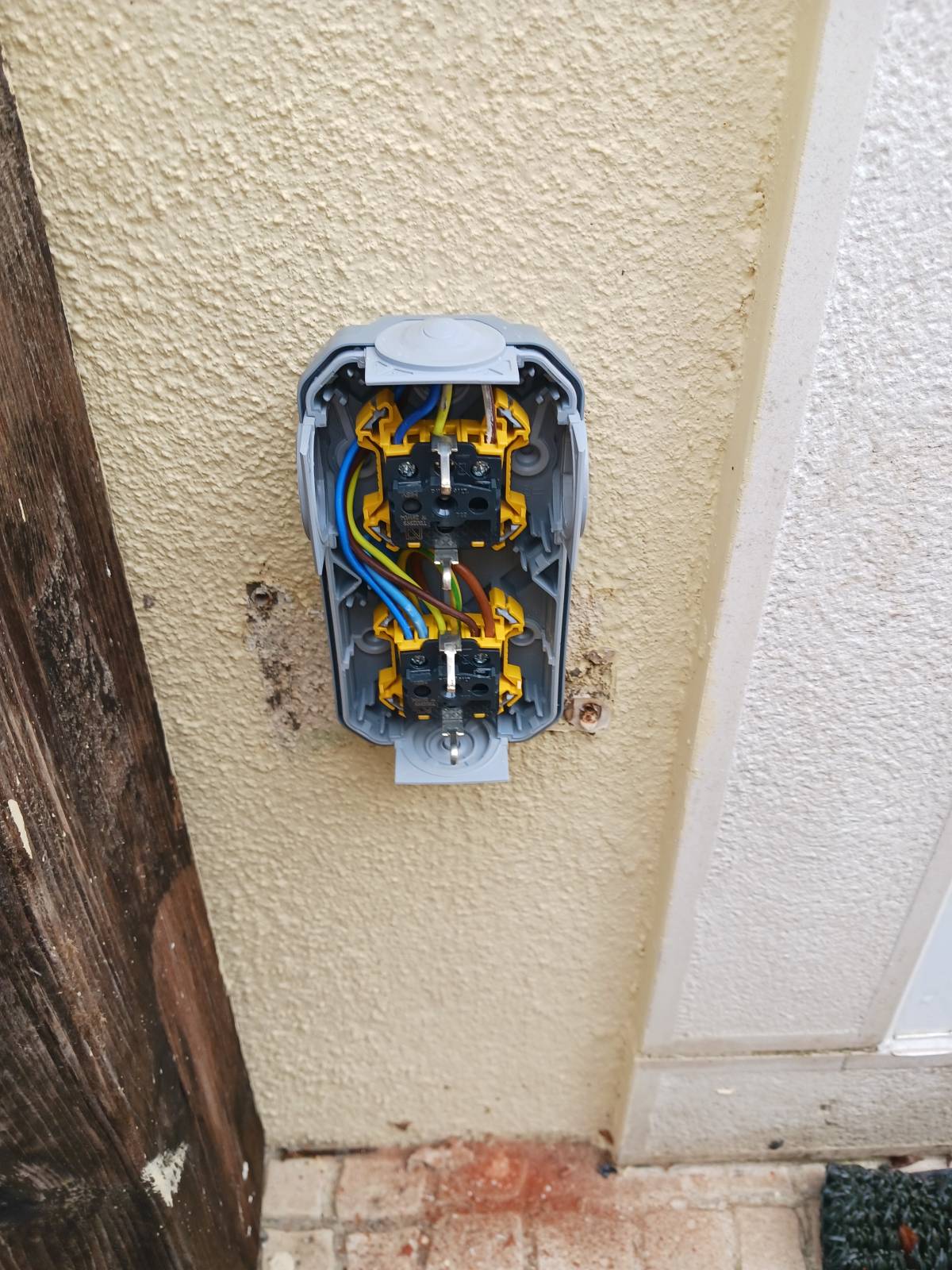 Claudio - Oeiras - Instalación de interruptores y enchufes