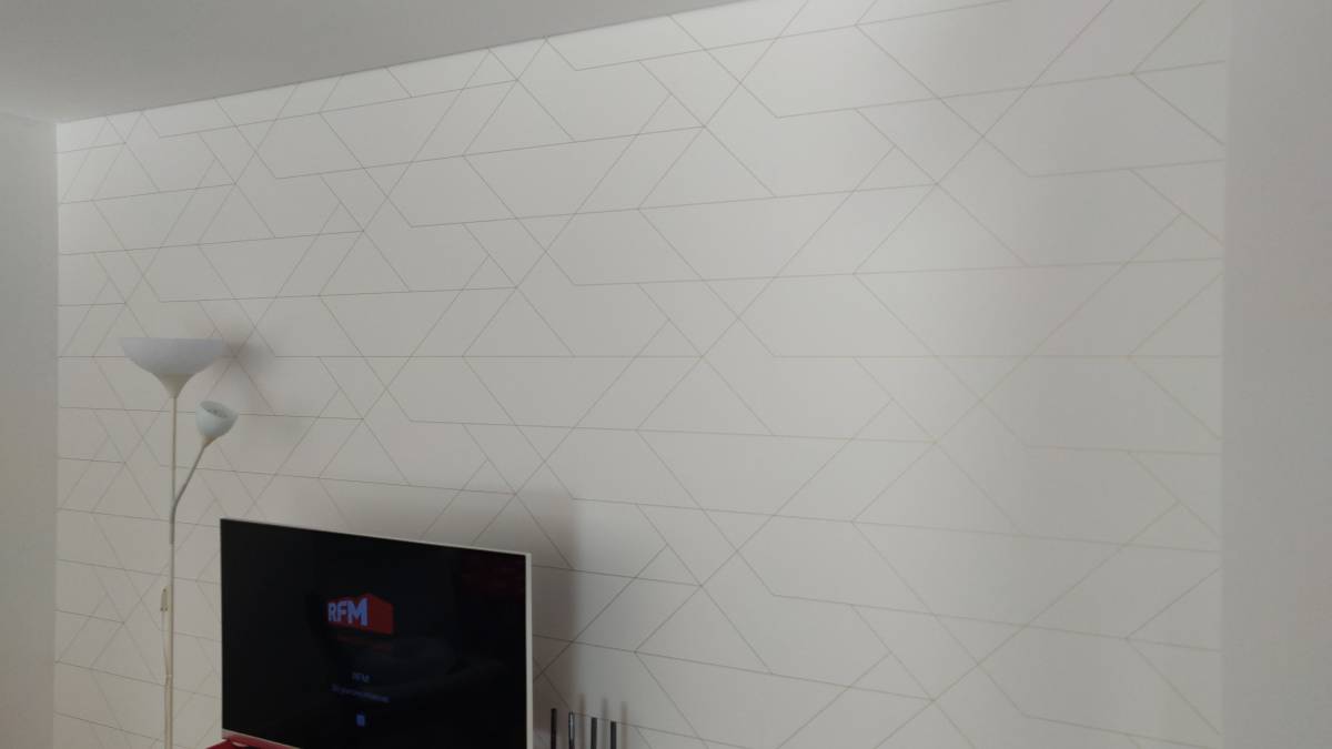 Pintor para la instalación de papel pintado