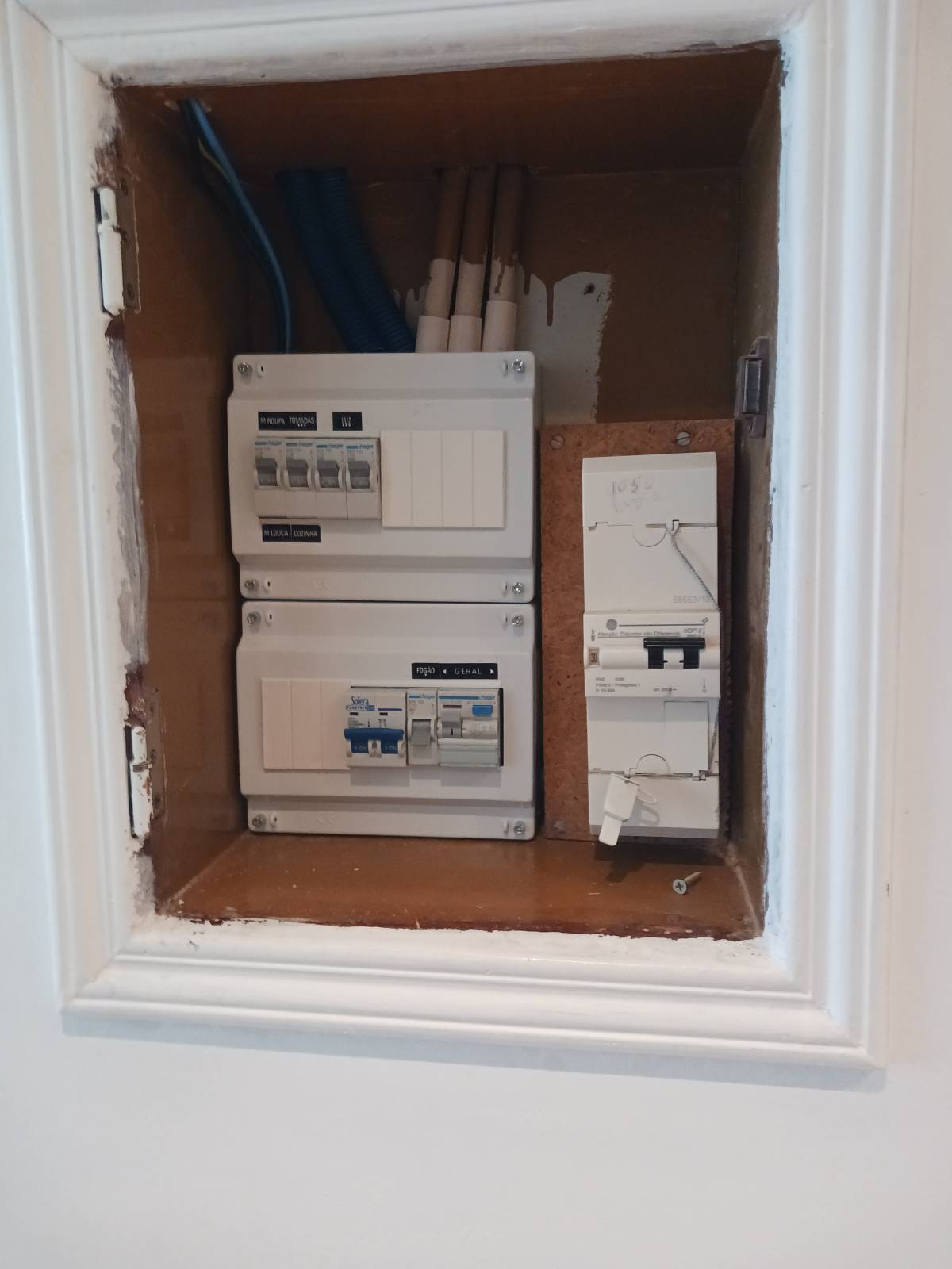Claudio - Oeiras - Instalación de cajas de fusibles