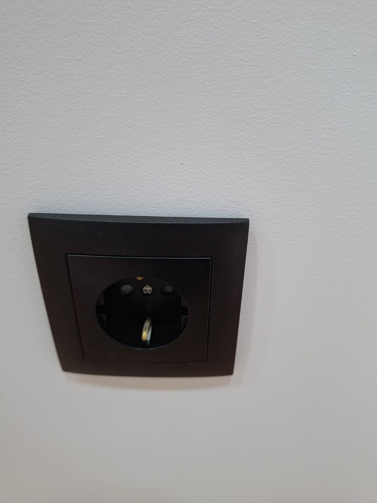 Pro-Eletricity - Eletricidade e Segurança Eletrónica - Santa Maria da Feira - Instalação de Lâmpada