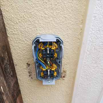Claudio - Oeiras - Instalación de interruptores y enchufes