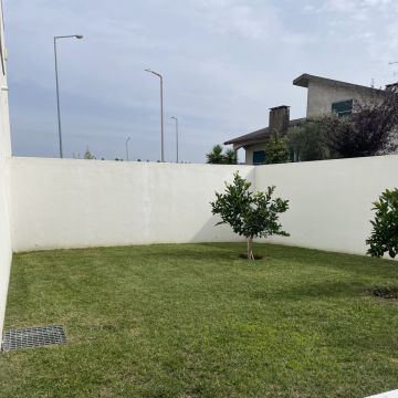 Jardins Carvalho - São João da Madeira - Rasenmähen und Schneiden (einmalig)