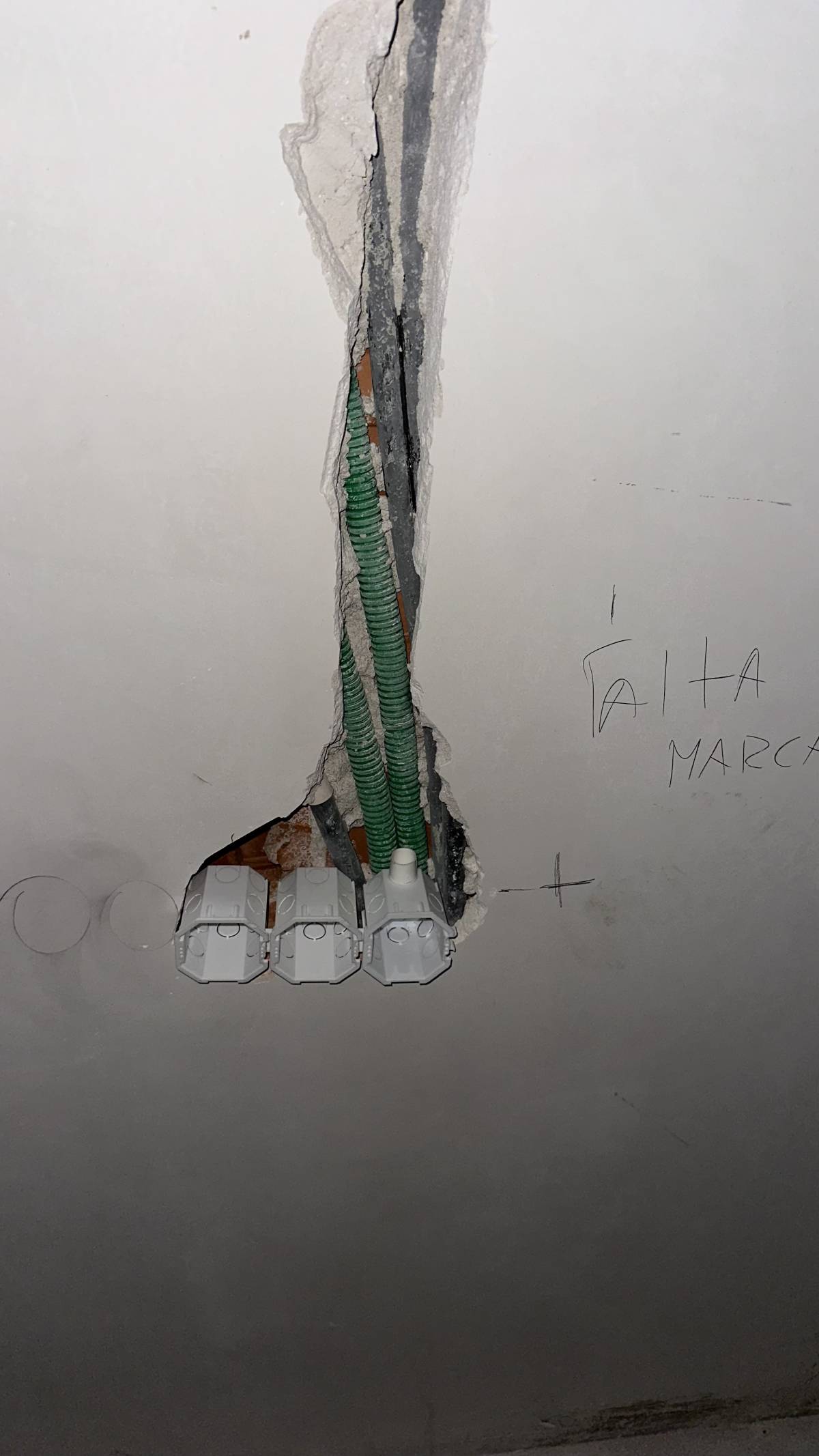 Waures neves - Torres Vedras - Lamp Installation